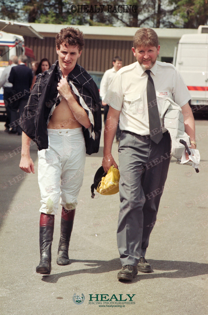 patcashhealy's tweet image. Killarney 18-July-1996  July Festival Day 4     @KillarneyRaces
#30yearsago   #archives   #fromthearchive   #memories   #HorseRacing   #HealyRacing   #ReelingInTheYears
Just a day after coming back from a broken leg injury 'Stormin Norman' gets brought down aboard Fair Society