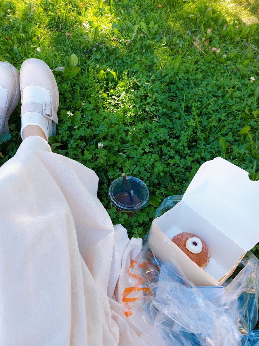 choco_coco_pie's tweet image. warm spring came and went  again 🥲 I'm happy I had managed to take some pics with blooming trees before it got cold and started raining almost every day. can't wait for the warm weather to be back again. miss my summer picnics 🥲