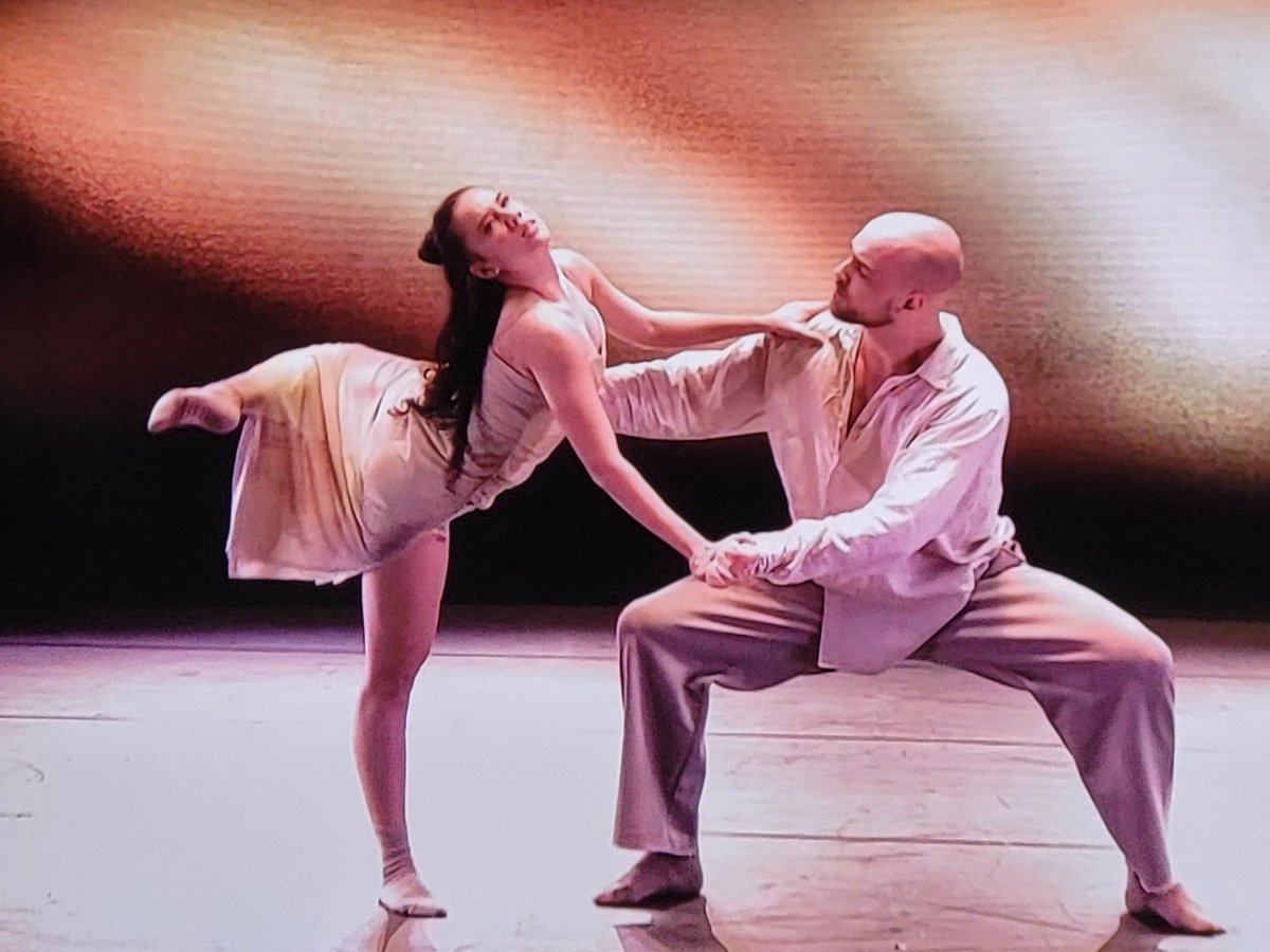 kijktdoorjeraam's tweet photo. Vond dit wel mooi...

#sytycd https://t.co/FMwRBYOqOs