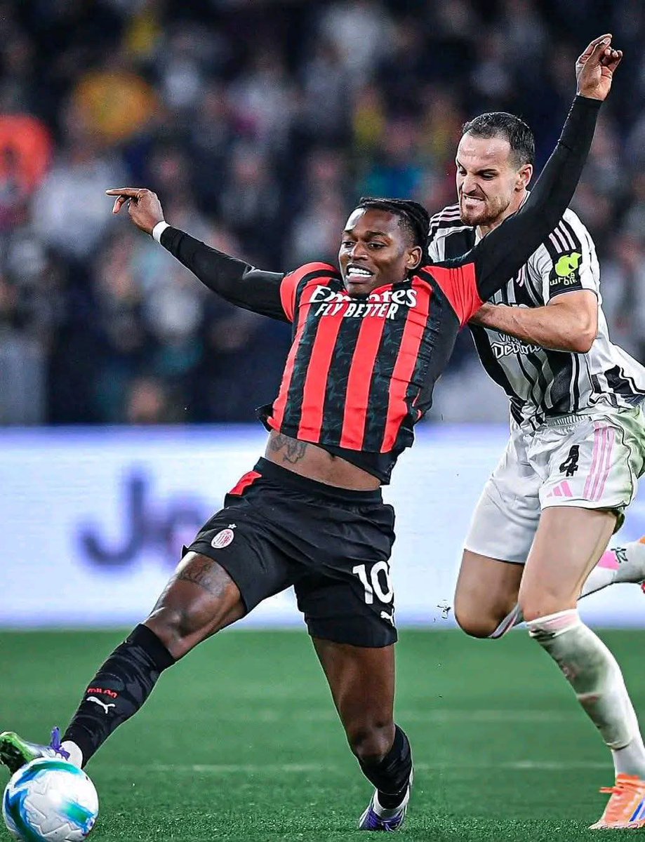 mhageerrr's tweet image. 🔴⚫ قمة الكالتشيو الليلة في السان سيرو! 
ميلان (الثاني - 66 نقطة) 🆚 يوفنتوس (الرابع - 63 نقطة)
مباراة نارية على مقعد دوري أبطال أوروبا 🔥
توقعك النهائي؟ 
A. فوز ميلان 
B. تعادل 
C. فوز يوفنتوس 
#ميلان_يوفنتوس  #MilanJuventus #SerieA