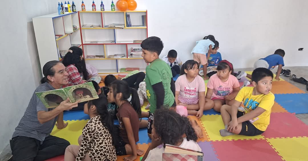 cpasperu's tweet photo. 📚 ¡Ya iniciaron los talleres de lectura! ✨

“Mi local, mi cultura” llegó al Comité 4 de Terrazas de Catalina Huanca, donde niñas, niños y familias participan con entusiasmo, construyendo juntos una comunidad lectora. #CPASPerú #ElAgustinoLee #MiLocalMiCultura https://t.co/GPZBwh0gT7