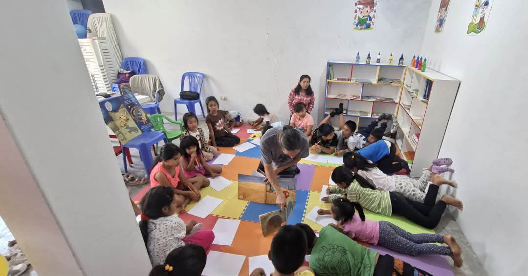 cpasperu's tweet photo. 📚 ¡Ya iniciaron los talleres de lectura! ✨

“Mi local, mi cultura” llegó al Comité 4 de Terrazas de Catalina Huanca, donde niñas, niños y familias participan con entusiasmo, construyendo juntos una comunidad lectora. #CPASPerú #ElAgustinoLee #MiLocalMiCultura https://t.co/GPZBwh0gT7