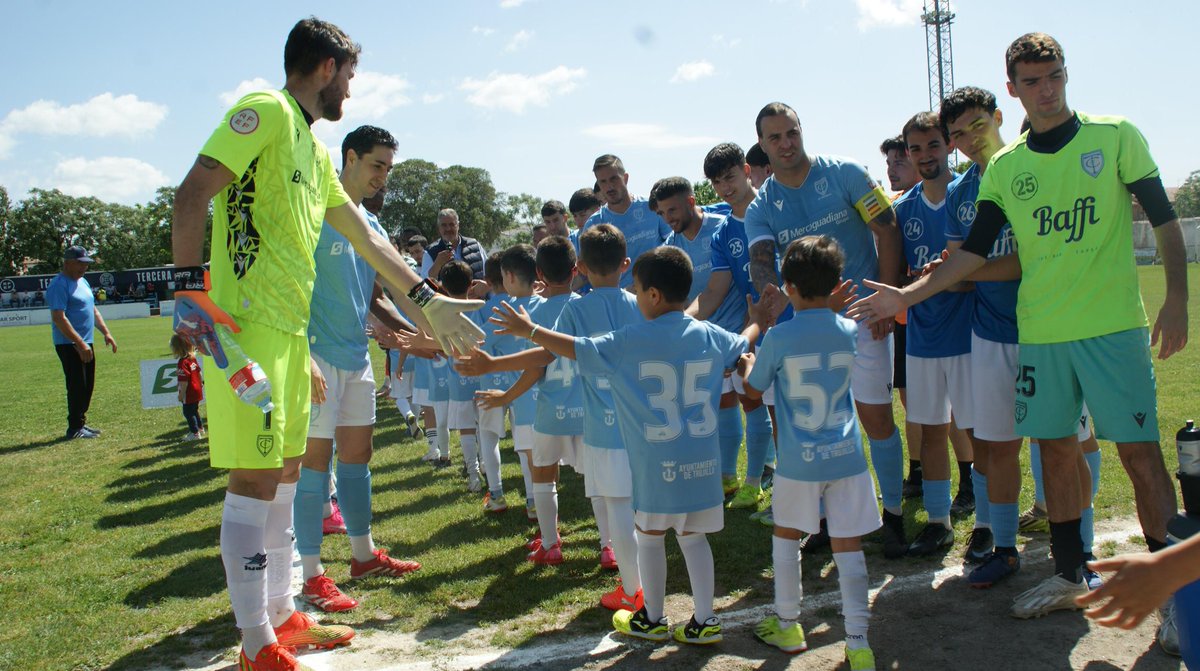 Trujillo_CF's tweet photo. 🔥 SOMOS EQUIPO DE PLAYOFFS DE ASCENSO A TERCERA RFEF 🔥

💥 HAY DÍAS PARA SIEMPRE Y ESTE ES UNO DE ELLOS 💥

4-0.
Unión. Familia. Afición.

🍽️ Caldereta para celebrarlo como lo que somos: un club, una ciudad.

💙 Esto es Trujillo

🩵 ¡AÚPA TRUJILLO! 🩵 https://t.co/NoW3StCvRr