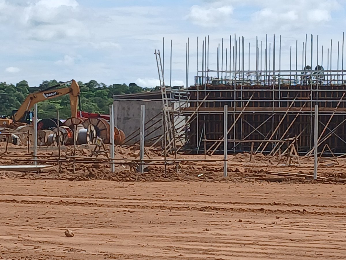 YSsempogo's tweet photo. @EACOP_ pump station 2 in Sembabule.
Pump stations increase pressure & flow. As oil flows, it loses pressure coz of friction along the pipe wall, changes in terrain (hills, valleys & plateaus) & cooling & increased viscosity. They provide extra pressure.
#RoadToFirstOil https://t.co/b1g6zhc7iF