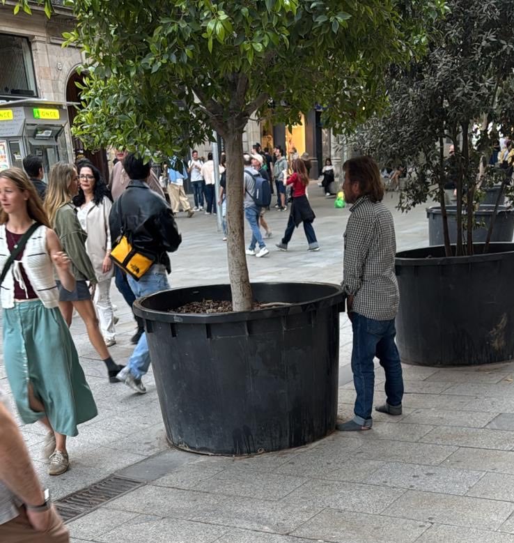 riverolavic's tweet image. Portal de l’ Angel, #Barcelona Orinando en medio de la calle mas cara de la ciudad.