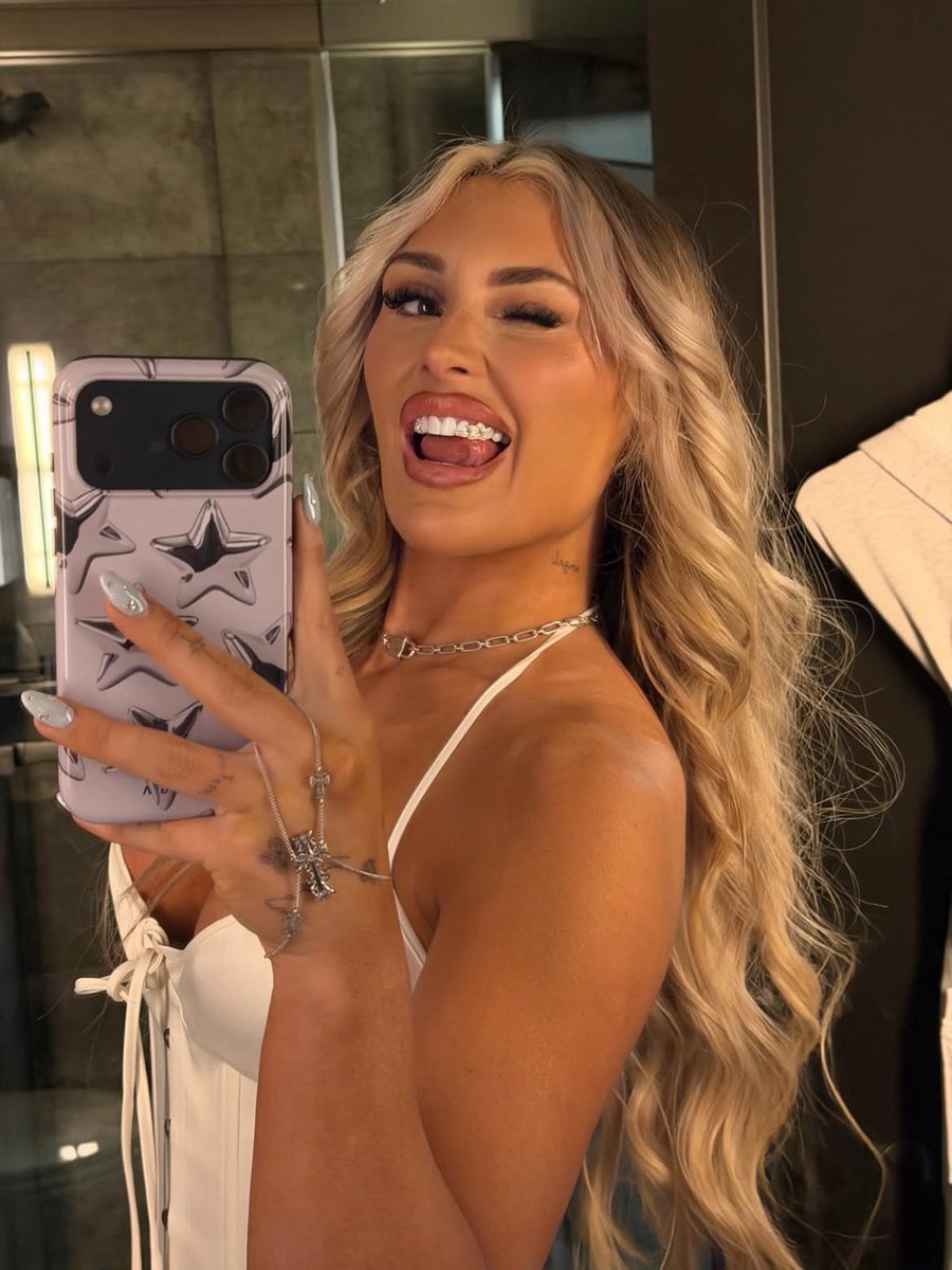 Rambo2351's tweet photo. Mirror selfie https://t.co/M3HSAaF3xL