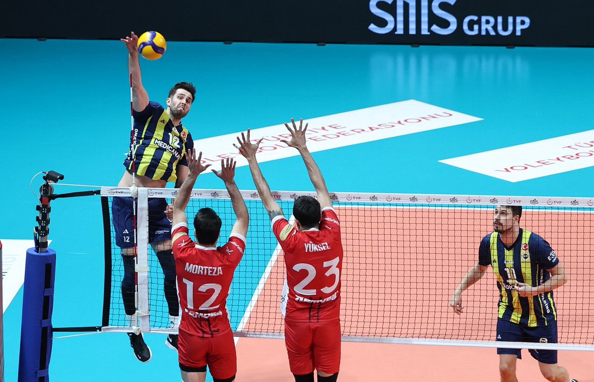 efelerlig's tweet photo. SMS Grup Efeler Ligi'nde play-off 5-6 etabı sona erdi.
Fenerbahçe Medicana ile İstanbul Gençlik arasındaki serinin ikinci maçında; Fenerbahçe Medicana rakibi sahasında 3-1 (25-21, 26-28, 25-20, 25-20) mağlup etti ve seride durumu 2-0'a getirdi.
Bu sonuçla Fenerbahçe Medicana sezonu 5., İstanbul Gençlik ise 6. sırada tamamladı.