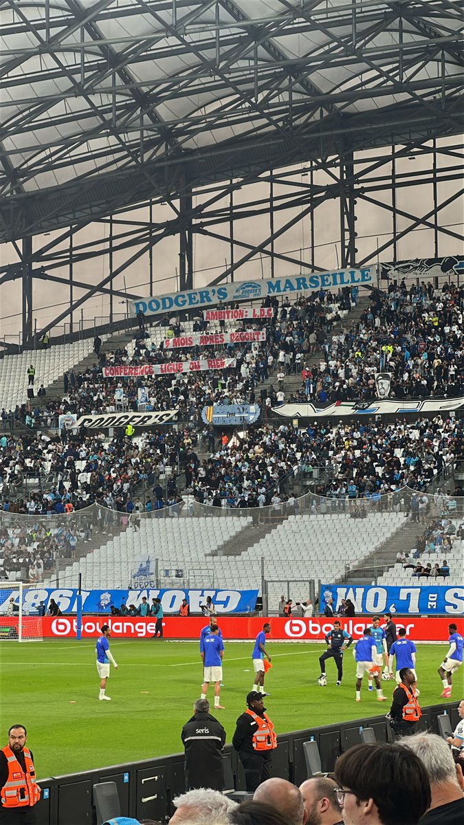 LaMinuteOM_'s tweet image. 🚨 Banderole du côté des Dodger's :

"Ambition : LDC
9 mois après dégoût :
Conference Ligue ou rien..."

📸 @LaMinuteOM_ 
#TeamOM #OMOGCN