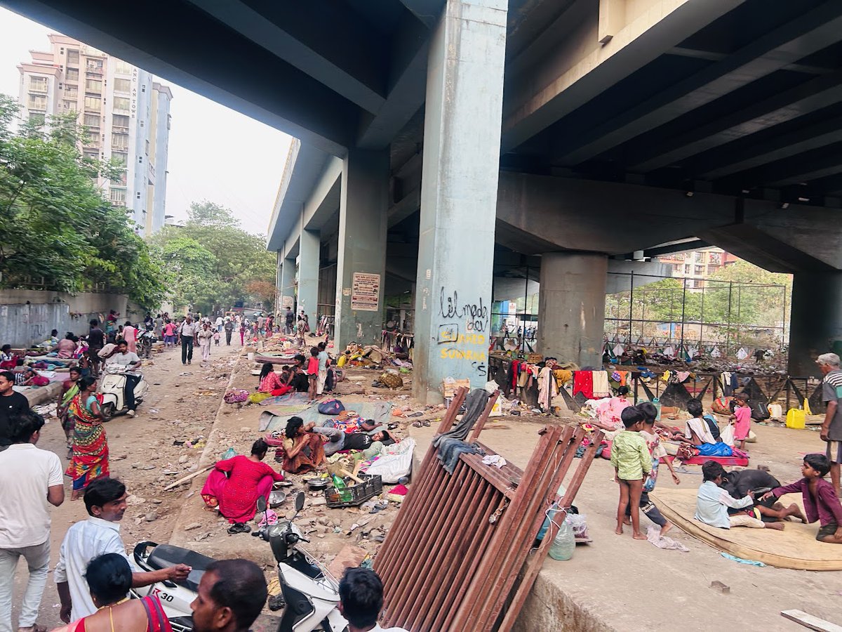 dndips's tweet photo. Shocking condition outside #Seawoods railway station. Garbage dumping, unsafe encroachment, and people living in hazardous conditions right next to a major public transit point.  serious public health risk
Urgent action is needed from @NMMConline 
@RailMinIndia
@NaviMumbaiPolice https://t.co/FnBpHPnxTw