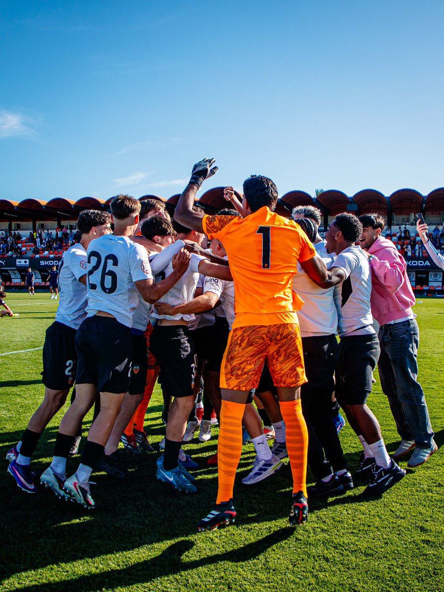 Academia_VCF's tweet photo. 𝗖-𝗔-𝗠-𝗣-𝗜-𝗢-𝗡-𝗦🧡

PUES SE HA QUEDADO BUENA TARDE!🍍🤩

Las mejores fotos de la celebración de nuestro #VCFJuvenil 🅰️, que revalida el título de DIVISIÓN DE HONOR tras proclamarse CAMPEONES del G7 por segundo año consecutivo 🙌🏻

𝑆𝑒𝑛𝑡𝑖𝑚𝑒𝑛𝑡, 𝑉𝑎𝑙𝑒𝑛𝑡𝑖𝑎 𝑖 𝐺𝑒𝑟𝑚𝑎𝑛𝑜𝑟🦇