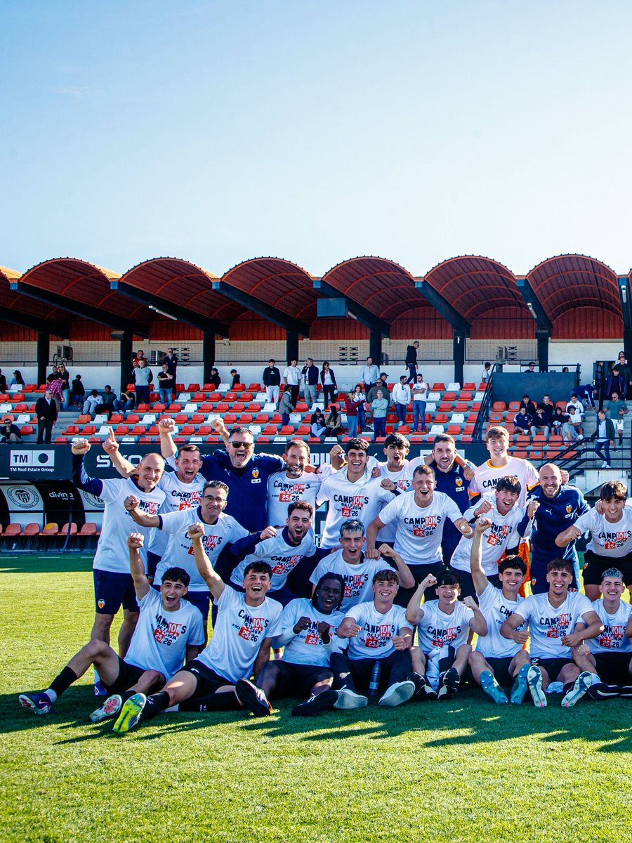 Academia_VCF's tweet photo. 𝗖-𝗔-𝗠-𝗣-𝗜-𝗢-𝗡-𝗦🧡

PUES SE HA QUEDADO BUENA TARDE!🍍🤩

Las mejores fotos de la celebración de nuestro #VCFJuvenil 🅰️, que revalida el título de DIVISIÓN DE HONOR tras proclamarse CAMPEONES del G7 por segundo año consecutivo 🙌🏻

𝑆𝑒𝑛𝑡𝑖𝑚𝑒𝑛𝑡, 𝑉𝑎𝑙𝑒𝑛𝑡𝑖𝑎 𝑖 𝐺𝑒𝑟𝑚𝑎𝑛𝑜𝑟🦇