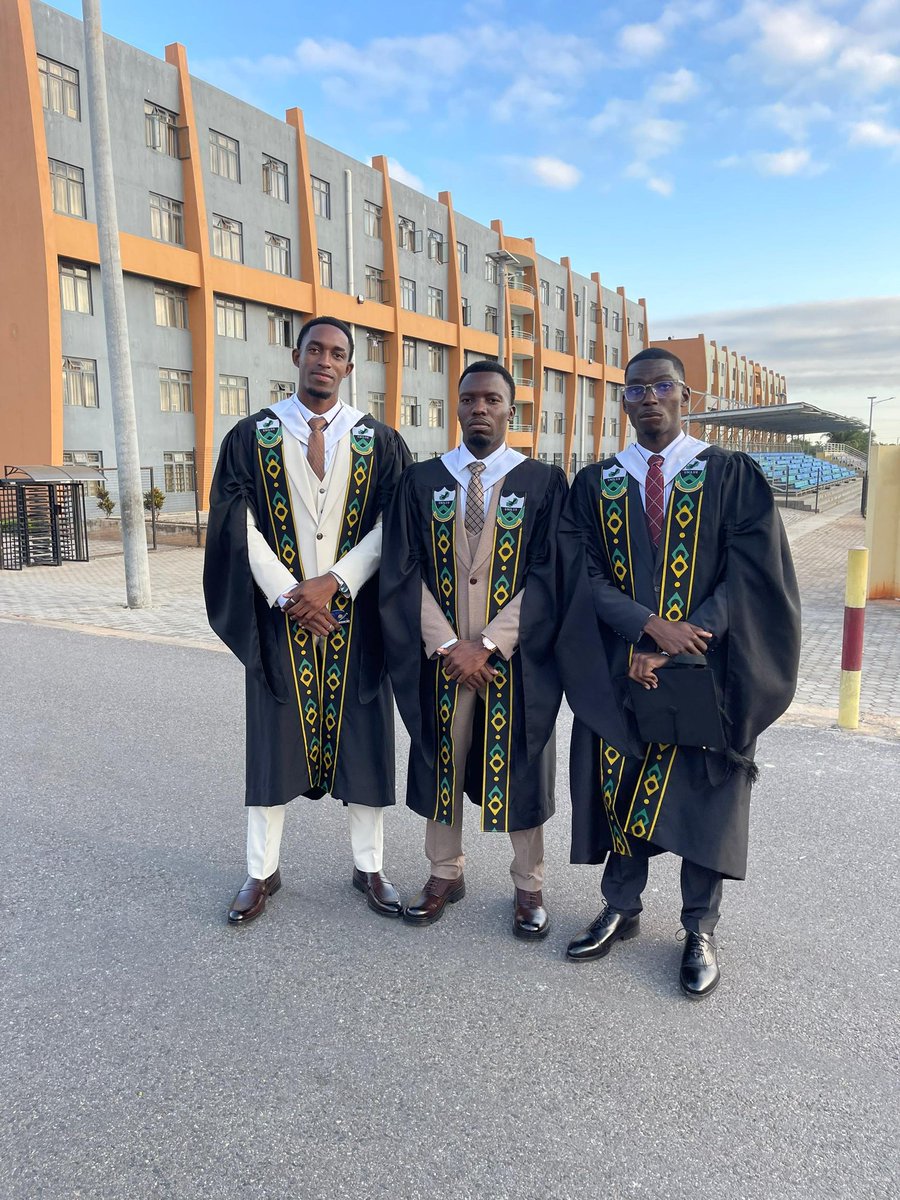 HapeyaChoolwe's tweet photo. Locked in for real and finally wore the gown this year. https://t.co/kr8Qsbsdxb