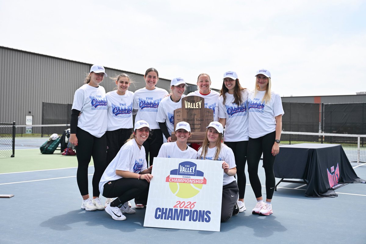 RedbirdWTEN's tweet photo. Family photo🏆❤️ https://t.co/P4u6pISKrr