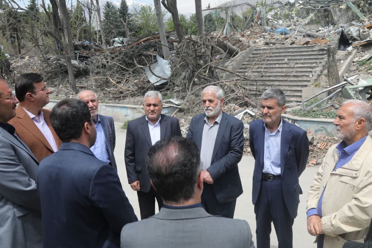 رؤسای پیشین #سازمان_منابع_طبیعی و آبخیزداری کشور با حضور در این سازمان، از محل تجاوز اخیر دشمن آمریکایی ـ صهیونیستی بازدید و شهادت جمعی از کارکنان را تسلیت گفتند.
دکتر #علی_تیموری، معاون توسعه مدیریت و منابع #وزارت_جهاد_کشاورزی و رئیس سابق سازمان نیز در این بازدید حضور داشت.