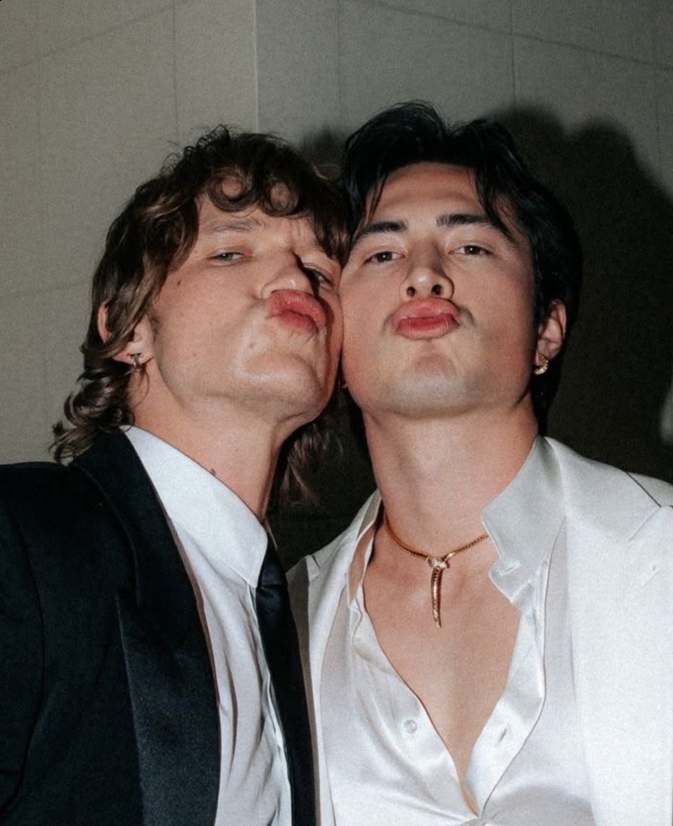 hudcon doing the kissy face: a thread