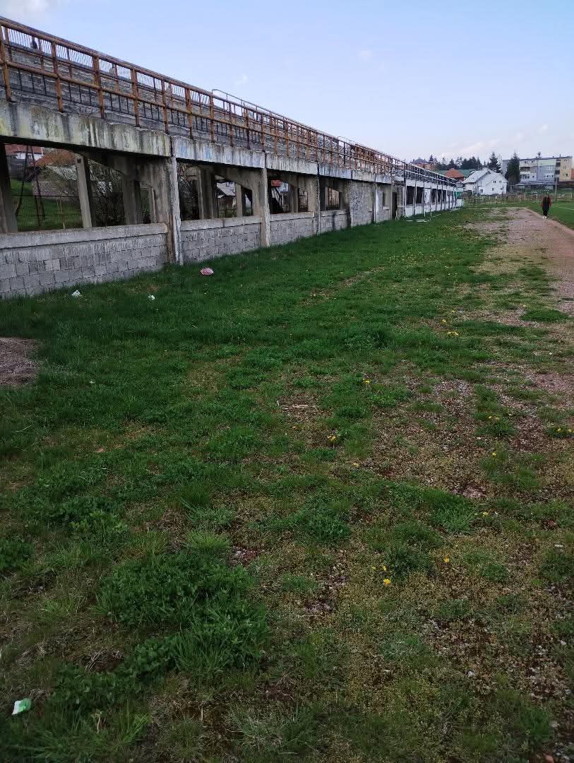 iSELEKTOR's tweet photo. Posle moje kritike za atletsku stazu u Sjenici, nadležni i odgovorni su reagovali 🤣😂🤣 prije i posle. 
😂🤣😂🤣😂🤣😂🤣🤣🤣😂🤣 https://t.co/Klan9DZKtW