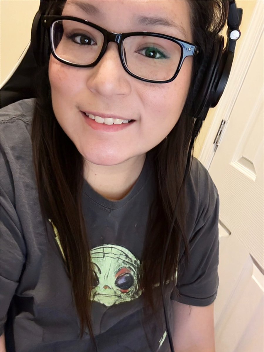 SaraDaileySmith's tweet image. Yoda coolest Rez cousin ever! 😆🪶 Just a little Sunday afternoon web dev and social media fun to catch up on all the weekend news! #native #inthestudio