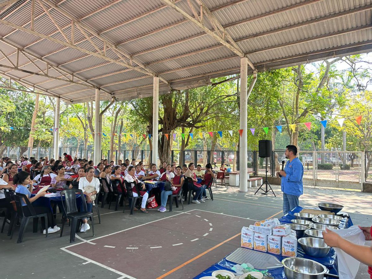 YolandaOsunaH's tweet photo. Este domingo, en la escuela primaria Adolfo López Mateos, del fraccionamiento Los Tulipanes, se imparte el taller gratuito de elaboración de pizza como parte del programa Mujeres al Centro. 

Seguimos impulsando iniciativas que fomentan la igualdad y abren oportunidades para el desarrollo económico de las mujeres de nuestro municipio.