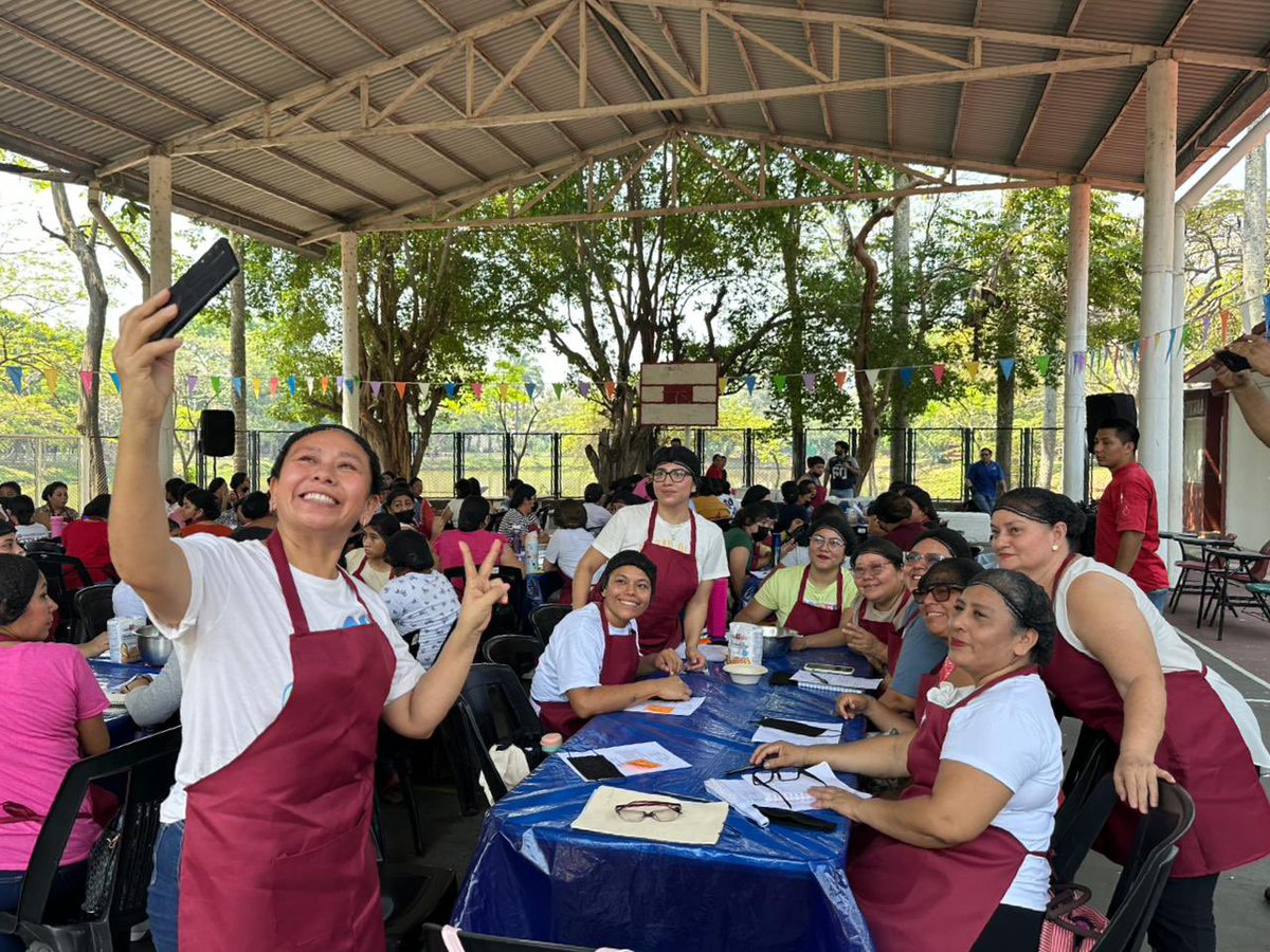 YolandaOsunaH's tweet photo. Este domingo, en la escuela primaria Adolfo López Mateos, del fraccionamiento Los Tulipanes, se imparte el taller gratuito de elaboración de pizza como parte del programa Mujeres al Centro. 

Seguimos impulsando iniciativas que fomentan la igualdad y abren oportunidades para el desarrollo económico de las mujeres de nuestro municipio.