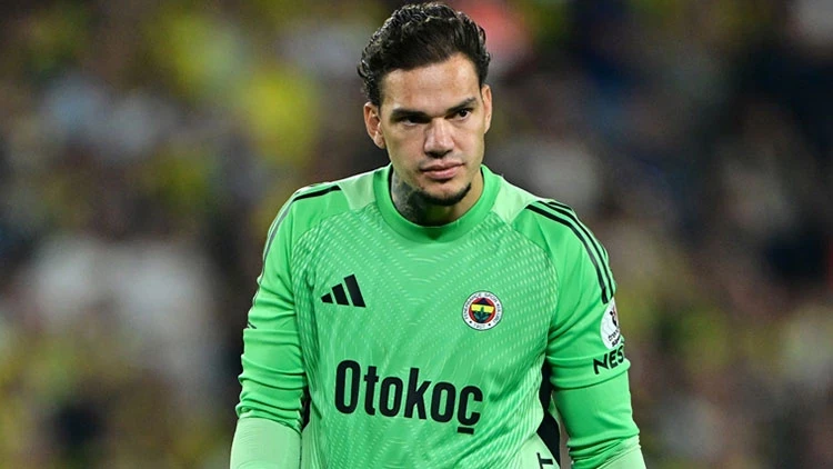 Yilmaz_Daichin's tweet photo. Fenerbahçe'ye 10-15 puan kaybettirdi, derbide de takımını sabote edip kırmızı kart gördü, dolaylı yoldan Galatasaray efsaneleri arasına girdi https://t.co/dNjOL3y7xN