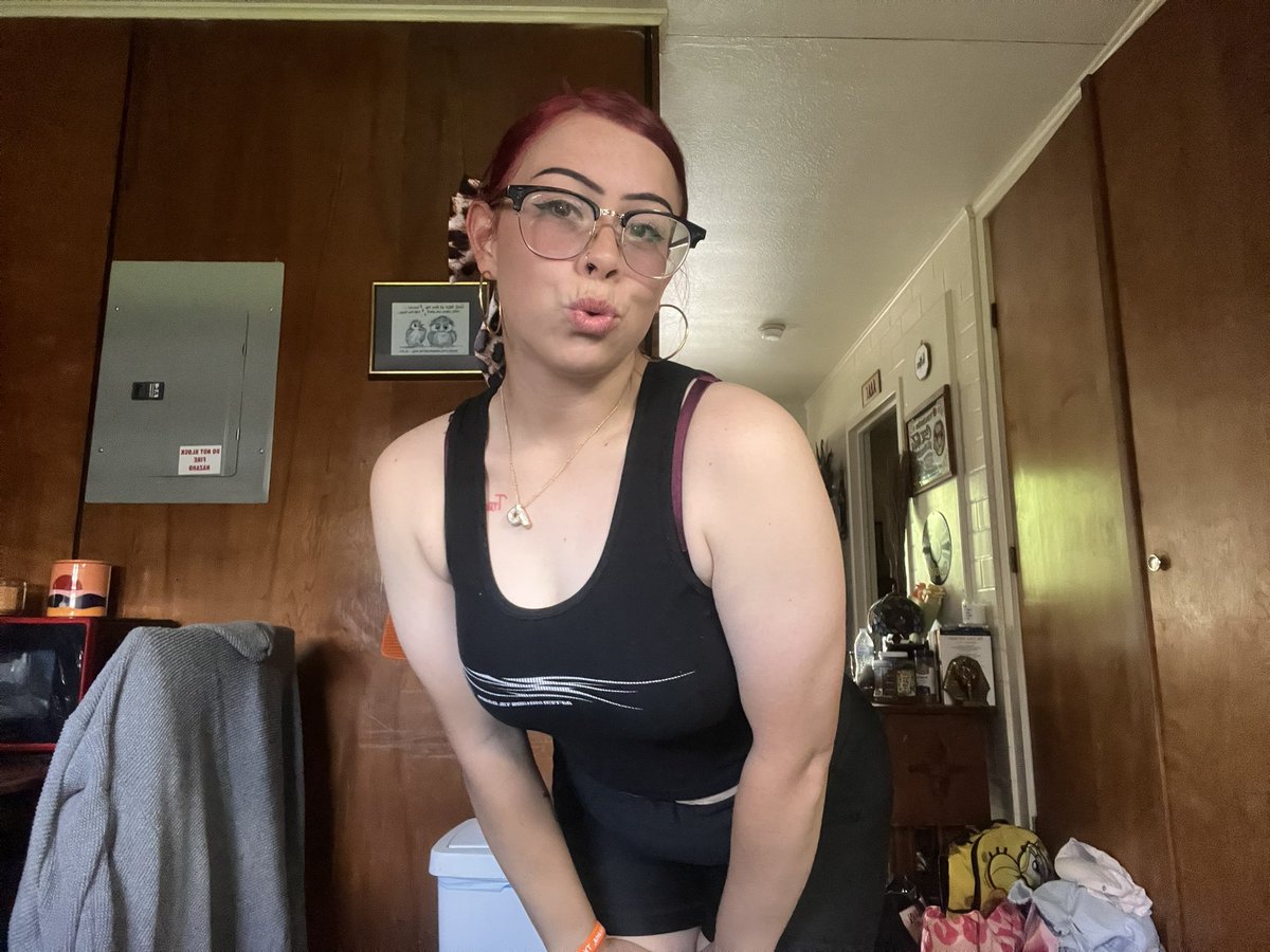 bellysconsuela's tweet photo. First time wearing my tank 🖤 https://t.co/X5txbyVQ6O