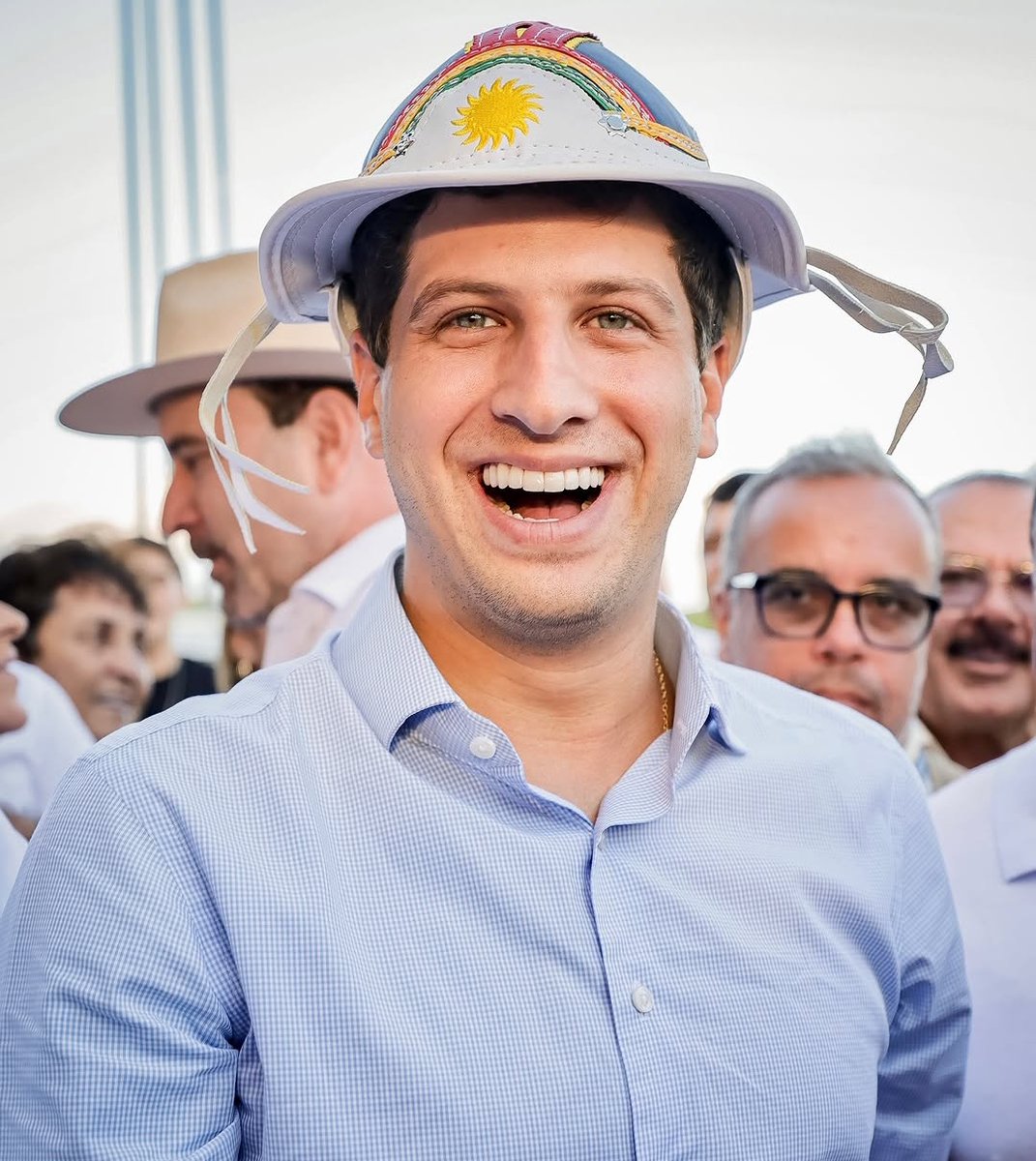 gesteira's tweet photo. O ex-prefeito de Recife quer ser governador de Pernambuco. Mal começou a pré-campanha e ele já precisa administrar denúncias contra sua gestão e o desgaste da imagem pessoal. Mas o que João Campos não quer falar é que atualmente ele protege um agressor de mulheres. Vem no 🧶 https://t.co/0eSbHUWHSZ