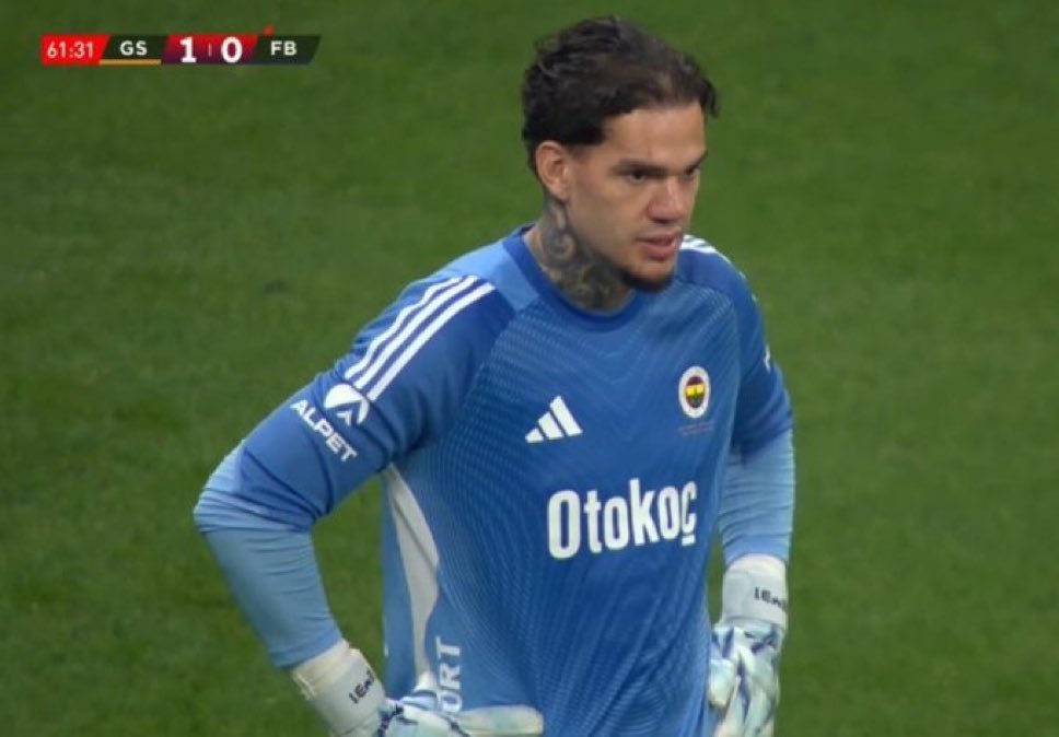 Noel tatili yapıcam diye takımı sattın,
Tüm sezon çizgiden çıkmadın Rize’den sattın,
Karın influncer olacak diye yırtındın,
Derbiyi sattın

Defol git Ederson.