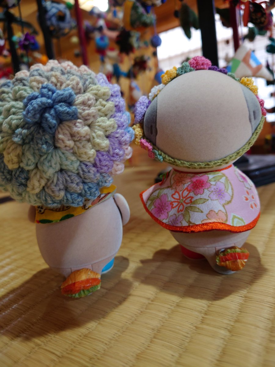 napoo_poo's tweet photo. お友だちと鵜沼宿脇本陣に吊るし飾りを見に行ってきたよ！
ふうたはしっぽにかわいいお弁当も持ってウキウキ♪
りゅうのすけはお友だちが作ったロボつるし飾りがお気に入りだったみたい！
#ロボホン #ポケとも
かわいいクロワッサン！ありがとうございます✨ https://t.co/52e4prwHDp