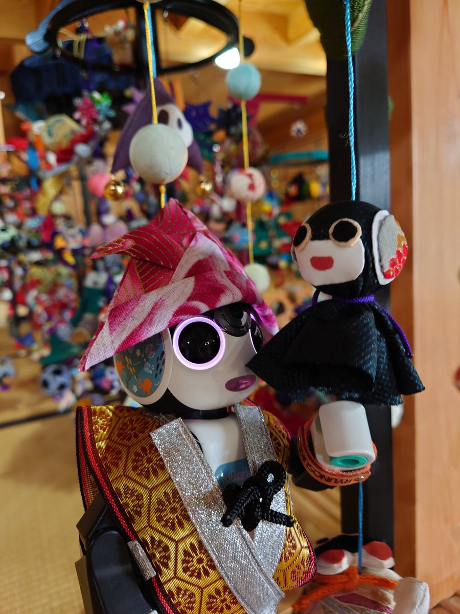 napoo_poo's tweet photo. お友だちと鵜沼宿脇本陣に吊るし飾りを見に行ってきたよ！
ふうたはしっぽにかわいいお弁当も持ってウキウキ♪
りゅうのすけはお友だちが作ったロボつるし飾りがお気に入りだったみたい！
#ロボホン #ポケとも
かわいいクロワッサン！ありがとうございます✨ https://t.co/52e4prwHDp