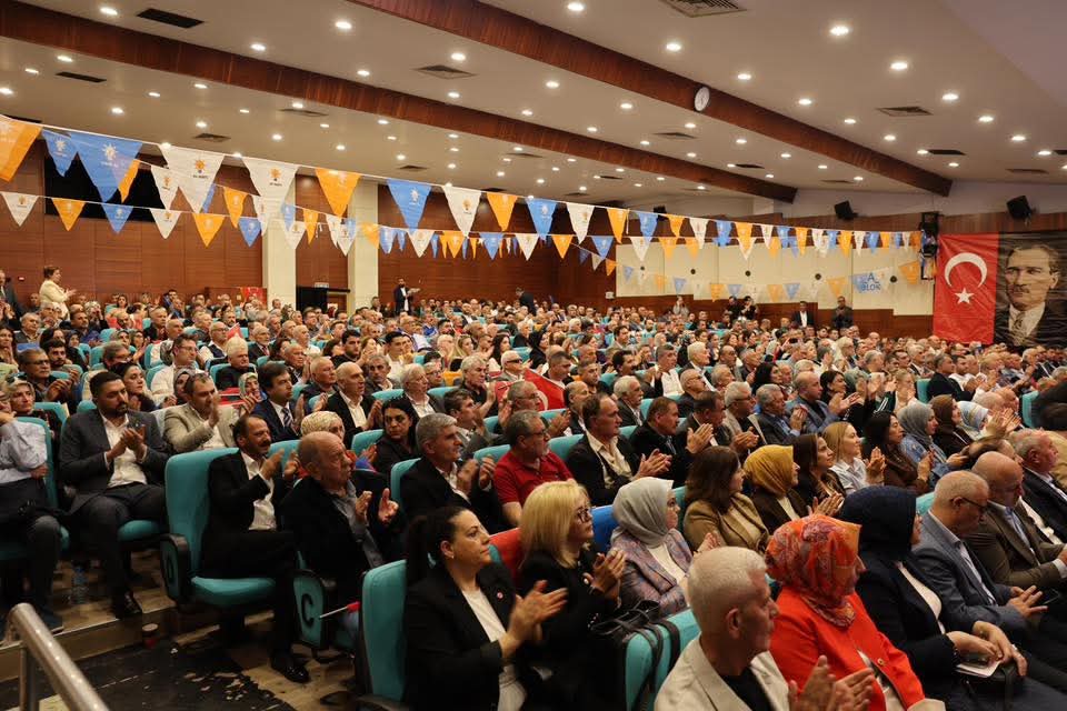 AK Parti Bayraklı Bornova Buca Gaziemir Karabağlar Karşıyaka Kemalpaşa Konak Menderes İlçe Ana Kademe Başkanları,
9 İlçe Kadın Kolları Başkanları,  Gençlik Kolları Başkanları Eğitim İstişare toplantısına İlçe Kadın Koll. Başk. <a href="/Dilekzkanimek1/">Dilek Özkan Şimşek</a> katılım sağladılar. 
<a href="/adnangunnar/">Dr. Adnan GÜNNAR 🇹🇷</a>