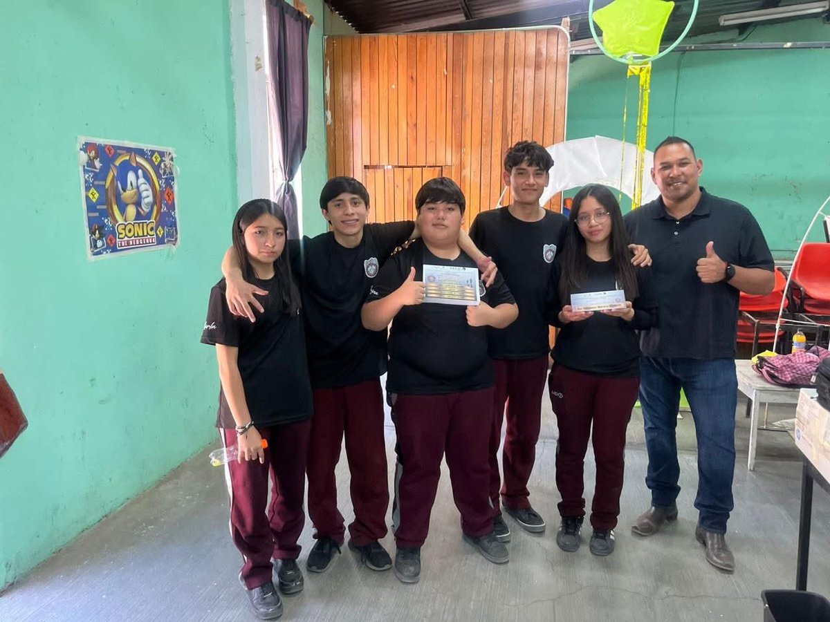 _RobledoJM's tweet photo. ¡Felicidades al equipo de ajedrez por obtener el primer lugar en individual femenil y por equipos en la etapa regional!
#OrgulloETI #EST1 #ETI #Durango
Con este gran resultado, logran su pase a la etapa estatal.
@NoemiJuarezSEB @SEP_mx https://t.co/JCjaMzdiEF