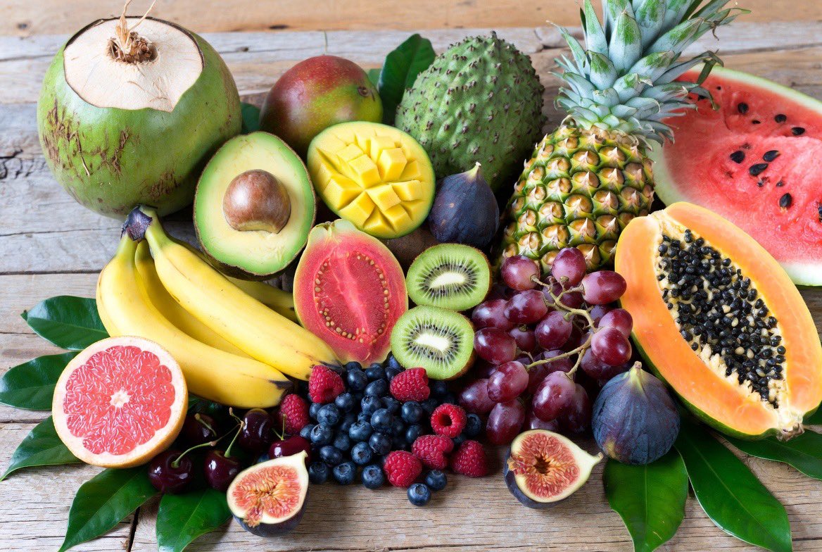 O fruto com mais gordura é o coco 🥥.

O fruto com mais açúcar são as tâmaras.

O fruto com mais proteína é a jaca.

O fruto com mais vitamina C é a goiaba.

O fruto com mais vitamina A é a manga 🥭.

O fruto com mais fibras são as framboesas.

O fruto com mais antioxidantes são