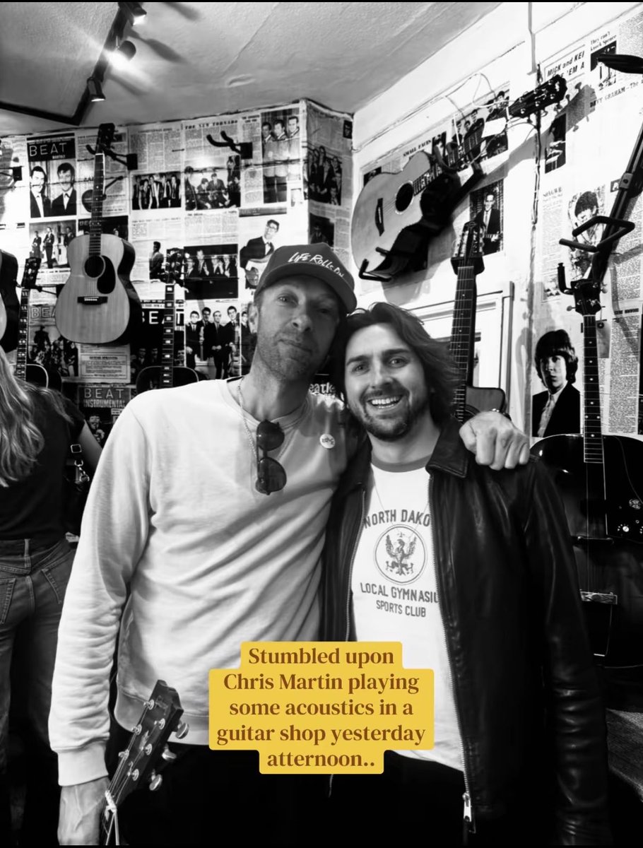 forumcoldplay's tweet photo. ELE É O MELHOR! 🩵🎸

O fã Jack Banting encontrou Chris Martin em uma loja de instrumentos. Além de ter a oportunidade de conversar com seu ídolo, Jack recebeu a guitarra dos seus sonhos de presente do vocalista. https://t.co/v6BBbcA4e7