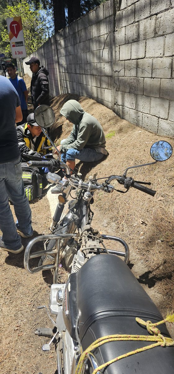 #EUQuiché Colisión entre vehículo y motorista en salida de Santa Cruz del Quiché, hacia Chichicastenango, en la conocida vuelta del Hall, Bomberos Voluntarios cubren la emergencia. #EU903