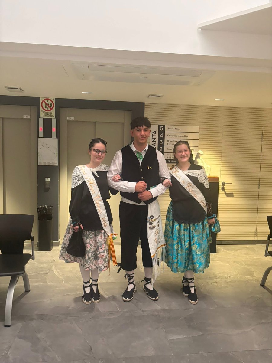 jordi_camps's tweet photo. Acompanyant als hereus i pubilles de Vidreres als actes de pubillatge a Escaldes Engordany 💃👑
Orgull de tradició, cultura i arrels! 🌿
Vidreres ❤️ cultura
#fempoble #fempaís #catalunya https://t.co/W094HV3wJP