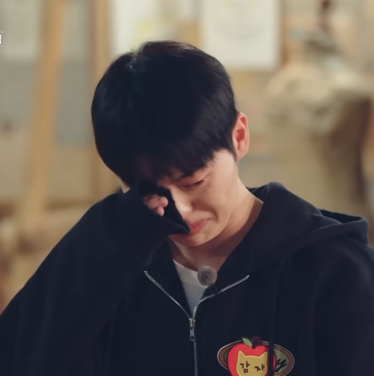 michikickkick's tweet photo. 감자와 원진...
10살 아기 인자하게 눈물미소 짓고있을때
24살 쌤은 뒤돌아서 얼굴 다구기고 울고있음ㅜ https://t.co/zdlj9h5nkl