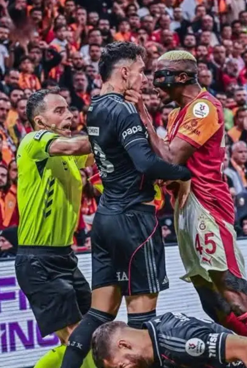 eomerb's tweet photo. Ederson atılmak istedin resmen bu yapılır mı https://t.co/o89c2gfQfE