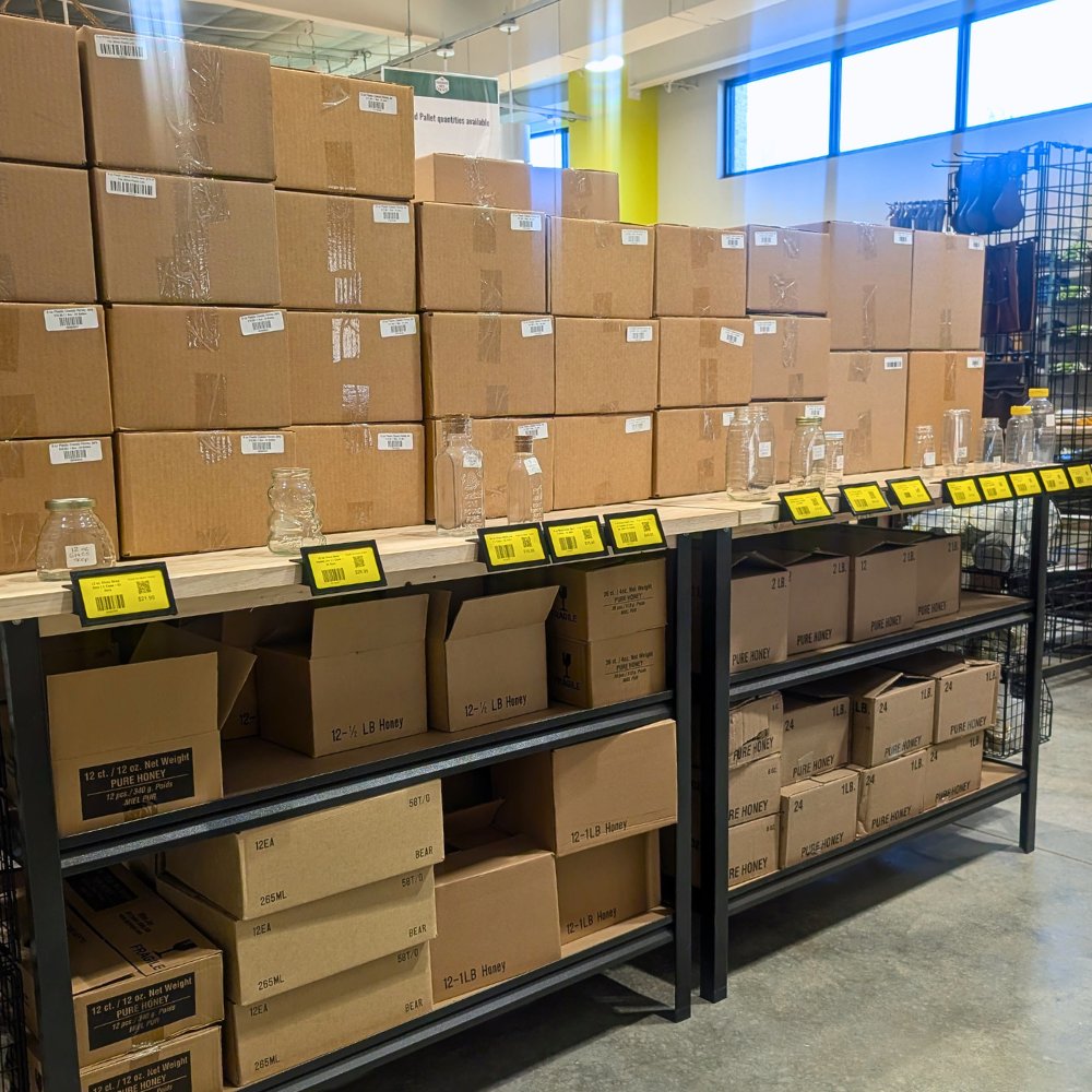 FoxhoundBeeCo's tweet image. Looking to make your own jar of honey? We have a variety of plastic and glass jars for sale, as well as multiple sizes of canning jars available.

Check out the details for each jar here: bit.ly/4styITC

#foxhoundbeeco #beekeeping #honey #honeyjars #honeybees