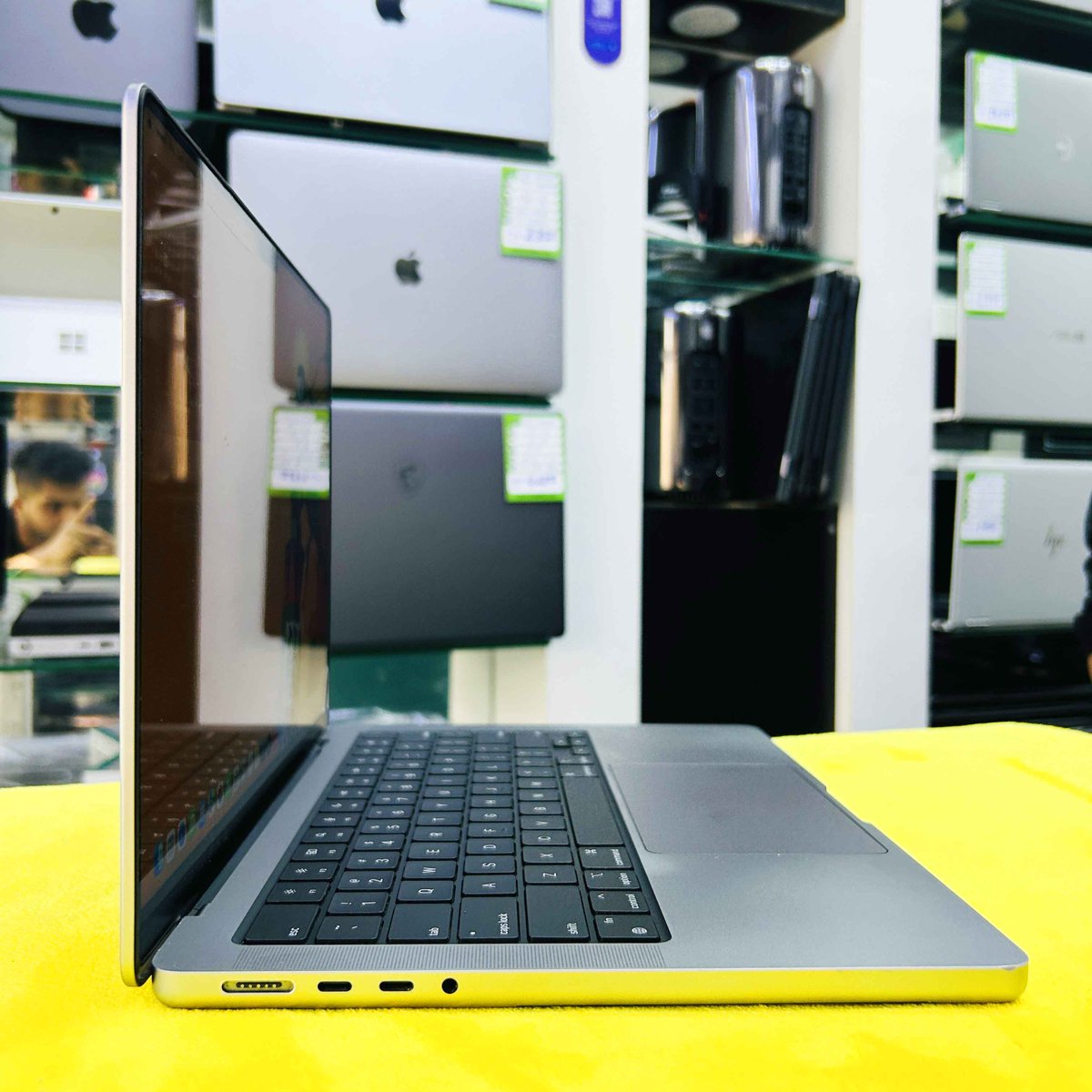 SMadina3's tweet image. 💻 Apple MacBook Pro 14-inch (2021) M1 Pro — Ultra powerful performance with 32GB RAM and Liquid Retina XDR display. Perfect for editing, design, coding &amp;amp; pro level work in smooth speed 🚀

#macbookpro #m1pro #applemacbook #usedlaptopdubai #macbook14inch