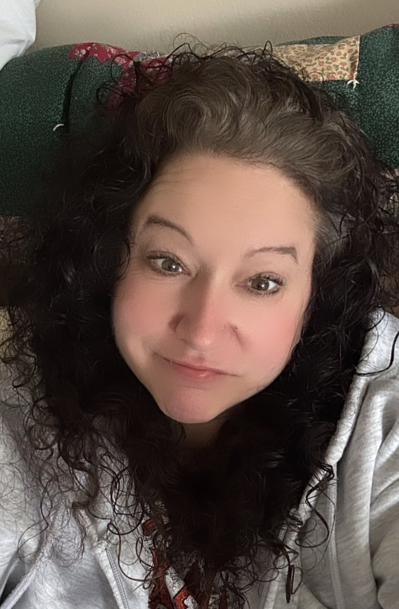 zuzutig's tweet photo. #BoredFace 😏 #LaundryWins 🧺 https://t.co/8Tid3Lp0lz