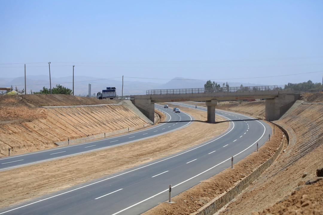 feysel_usman's tweet photo. Under the leadership of pm  doctor Abiy Ahmed, Ethiopia has significantly accelerated road development—expanding and modernizing tens of thousands of kilometers of infrastructure that link cities, regions, and economic opportunities.
These investments go beyond physical construction. They help improve trade flows, reduce travel times, connect rural communities to markets, and support stronger national integration. They also enhance the country’s tourism potential by making key destinations more accessible.
These are not just roads—they are pathways to economic growth and national connectivity.
በጠቅላይ ሚኒስትር ዶክተር አብይ አህመድ መሪነት፣ ኢትዮጵያ የመንገድ ልማትን በእጅጉ አፋጥናለች - ከተሞችን፣ ክልሎችን እና ኢኮኖሚያዊ እድሎችን የሚያገናኙ በአስር ሺዎች የሚቆጠሩ ኪሎ ሜትሮችን የመሠረተ ልማት ማስፋፋት እና ዘመናዊ ማድረግ።
እነዚህ ኢንቨስትመንቶች ከአካላዊ ግንባታ በላይ ናቸው። የንግድ ፍሰቶችን ለማሻሻል፣ የጉዞ ጊዜን ለመቀነስ፣ የገጠር ማህበረሰቦችን ከገበያ ጋር ለማገናኘት እና ጠንካራ ብሔራዊ ውህደትን ለመደገፍ ይረዳሉ። ቁልፍ መዳረሻዎችን የበለጠ ተደራሽ በማድረግ የአገሪቱን የቱሪዝም አቅም ያሳድጋሉ።
እነዚህ መንገዶች ብቻ አይደሉም  ወደ ኢኮኖሚ እድገት እና ወደ ብሔራዊ ግንኙነት የሚወስዱ መንገዶች ናቸው።