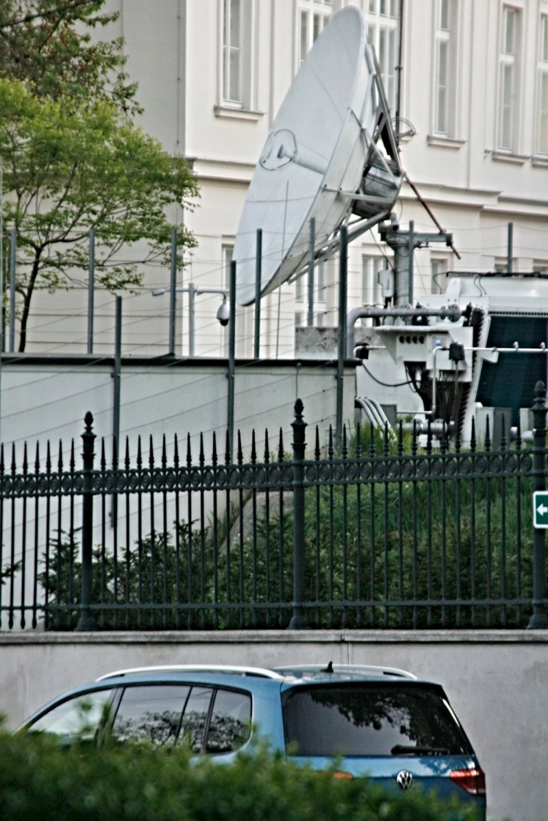 apex_archive's tweet image. Auch die Chinesen in Wien legen Wert auf ...Satellitenfernsehen ;)
3m-Schüssel im chin. Compound Hohe Warte (einem histor. für die Bevölkerung gestifteten Ort, der von der StadtWien an den Bund und von dort an China verscherbelt wurde).

#China #spionage #espionage