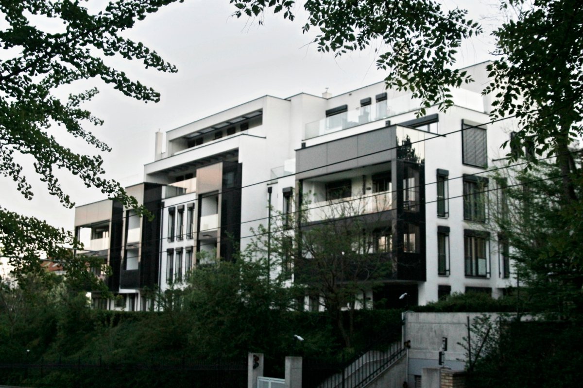 apex_archive's tweet image. Auch die Chinesen in Wien legen Wert auf ...Satellitenfernsehen ;)
3m-Schüssel im chin. Compound Hohe Warte (einem histor. für die Bevölkerung gestifteten Ort, der von der StadtWien an den Bund und von dort an China verscherbelt wurde).

#China #spionage #espionage