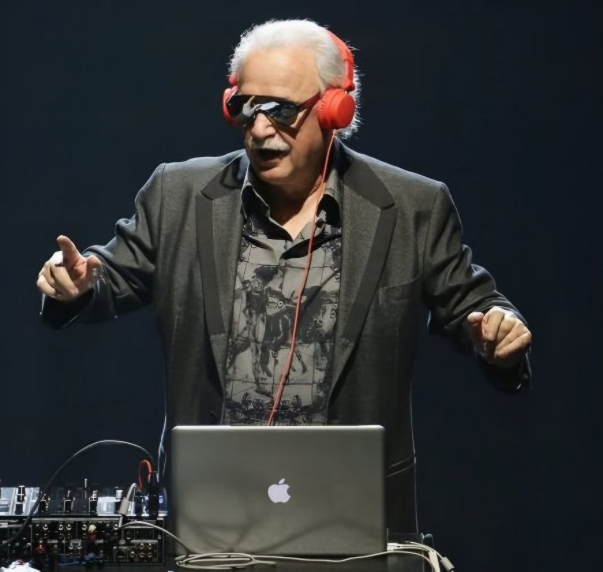 RexMonster001's tweet image. Hoy cumple 86 años #GiorgioMoroder artista reconocido por ser uno de los innovadores de la #musicadisco y #musicaelectrónica por la incorporación de sintetizadores y cajas de ritmos; a lo largo de su carrera ha lanzado 16 albumes y ha ganado 4 premios Grammy
#musica #music