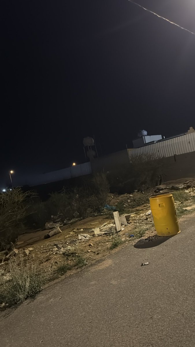 40anb's tweet photo. رصد استمرار وجود نفايات وأتربة في عدد من شوارع الحي،
والمعالجة الحالية لا تزال جزئية.

نأمل تكثيف أعمال الكنس بالمعدات واستكمالها بشكل شامل@Baladia_Besha @asirmunicipal @AJali_2030 @Momah_SA https://t.co/d1IQgaOm4U
