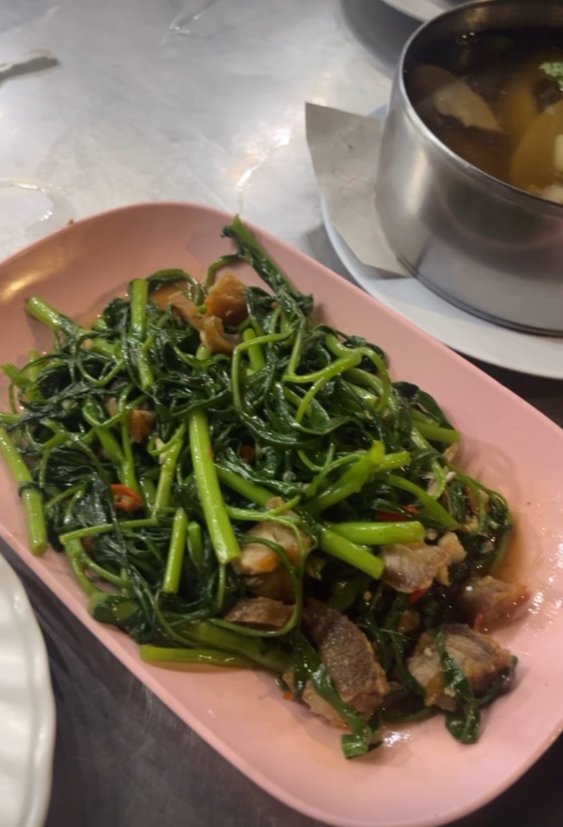 กินตามนัตตี้เลยนะ  ผัดผักบุ้งหมูกรอบ  ปกติกินแต่กระเฉดหมูกรอบ  เออก็อร่อยดีนะ #kissoflife #natty