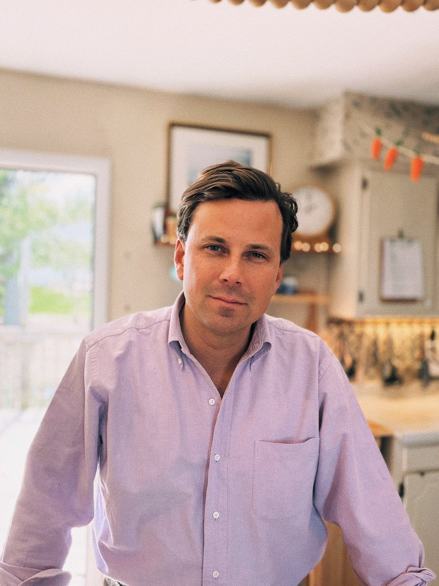 NecktieSalvage's tweet image. The lilac OCBD

A perfect, most appropriate spring OCBD. Light in shade, optimistic in spirit. Happy and gentle. I always look forward to bringing it out every April and May. A wonderful addition to any spring wardrobe.