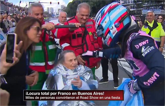 Motorsport_LAT's tweet photo. ¡FRANCO, NO NOS PUEDES HACER ESTO! 😭 Se baja del auto y va a darle la bandera a su abuela 

🔴 #EnVIVO🔴 ➡ https://t.co/srAg7WAzH9

#FrancoEnCasaPá #F1 #Colapinto #FrancoPalooza https://t.co/yVvEC3z2iq