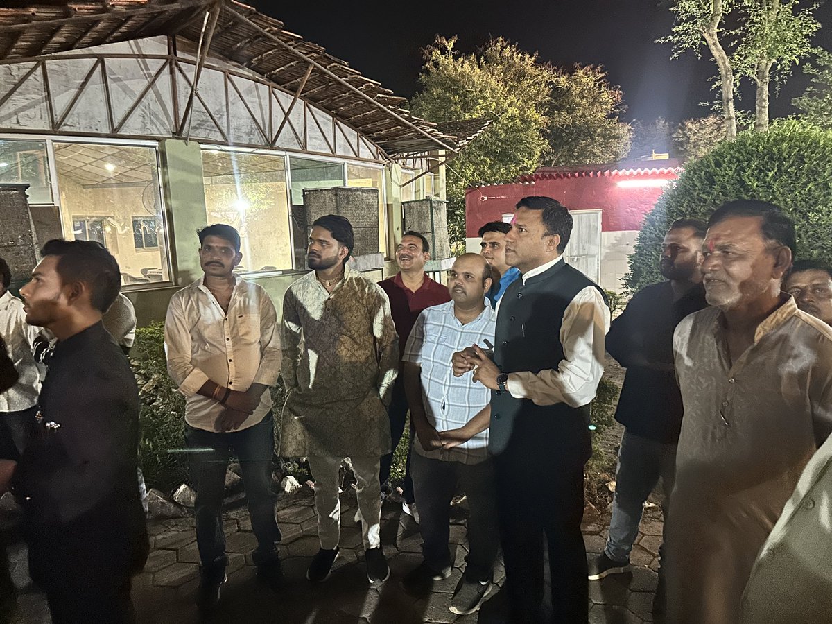 तेंदूखेड़ा से हमारे साथी श्री दिनेश साहू जी के छोटी बहन स्मिता के आशीर्वाद समारोह भेड़ाघाट में सम्मिलित हुआ।

छोटी बहन को सुखद, समृद्ध व मंगलमय दाम्पत्य जीवन के‌‌ लिए अपना स्नेहपूर्ण आशीर्वाद प्रदान किया।

#जबेरा_विधानसभा