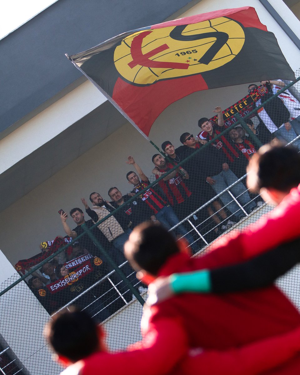 Eskisehirspor's tweet photo. Eskişehirspor’umuz, Play-Off 1. turundaki rakibimiz Nev Sağlık Grubu Balıkesirspor maçının hazırlıklarına devam ediyor.

Eskişehirspor Taraftarlar Birliği (ETB) organizasyonuyla tesislerimize gelen büyük taraftarımız, bugünkü antrenmanımıza coşkuyla eşlik etti. Teknik heyetimize ve takımımıza olan inançlarını bizzat göstererek bizlere güç katan Büyük Eskişehirspor Taraftarına teşekkürlerimizi sunuyoruz.